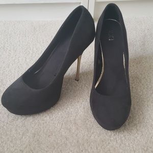 Black pup heel with gold stiletto detail